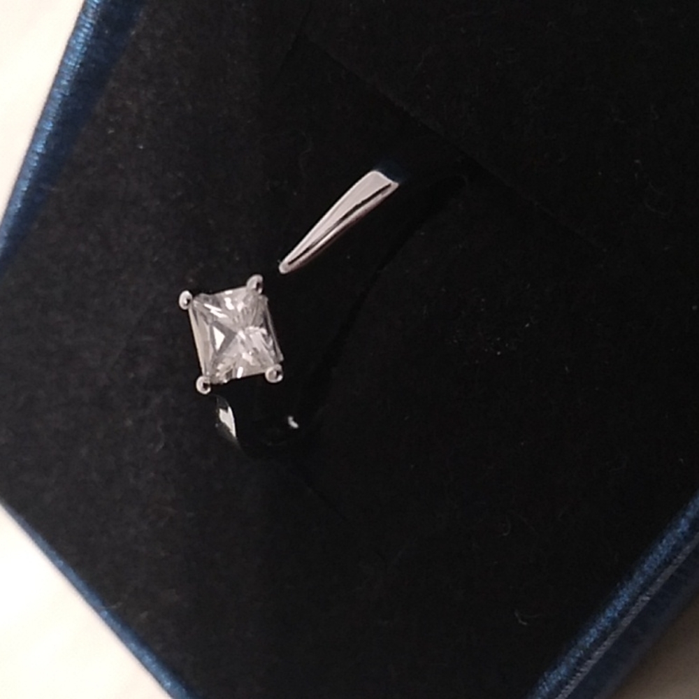 FINAL SALE! Gorgeous 925 Stamped CZ Diamond Ring Sz.8 Never Wore - Picture 5 of 11